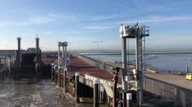 Hollanda, Friesland 'daki Holwerd iskelesinden ayrılıyor.