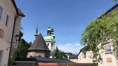 Stiftskirche 'e doğru yürüyen Aziz Peter Salzburg eski Salzburg kasabası Avusturya
