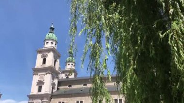 Avusturya, Salzburg 'daki Salzburg Katedrali' ne doğru yürüyorum.