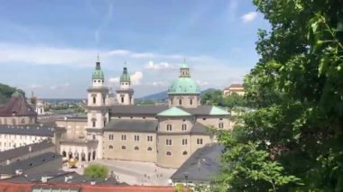 Avusturya 'nın eski Salzburg kasabasında yürüyorum.