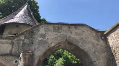 Salzburg Avusturya 'daki Freyschlsl Roter Turm' a doğru yürüyorum.