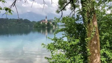 Bled Slovenya 'daki Bled Adası' nda Maria 'nın Varsayımı Kilisesi