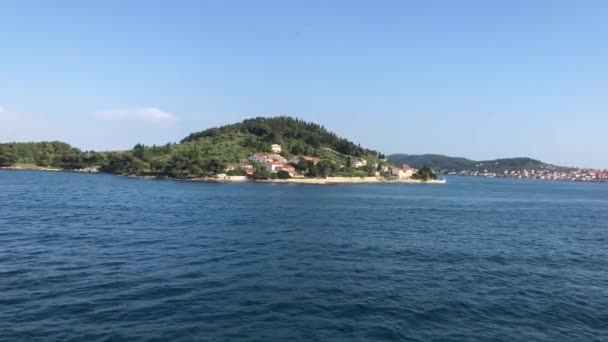 Passage par l'île d'Otocic Osljak en Croatie 
