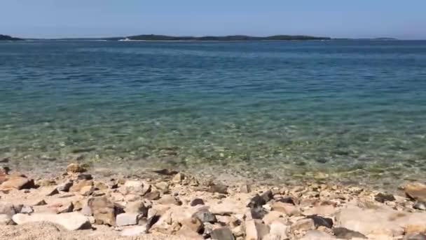 Γαλάζια Θάλασσα Στην Κροατική Ακτή — Αρχείο Βίντεο