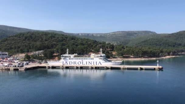 クロアチアのStari Grad港に到着するフェリー — ストック動画