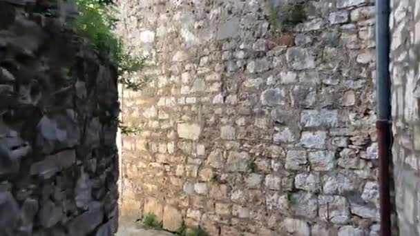 クロアチアのスタリ グラッド旧市街を歩く — ストック動画