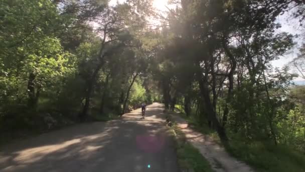 在克罗地亚斯普利特的Marjan森林公园路过的骑自行车的人 — 图库视频影像