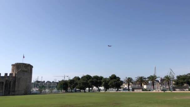 Flugzeug Fliegt Über Den Tower Kamerlengo Trogir Kroatien — Stockvideo