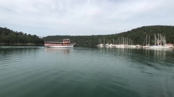 Turistfärjan Anländer Till Skradin Kroatien — Stockvideo