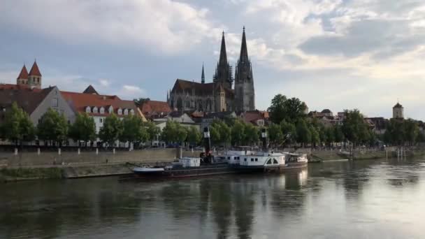 Tiempo Transcurre Desde Río Danubio Con Catedral San Pedro Regensburg — Vídeos de Stock