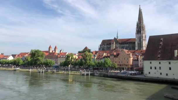 Ποταμός Δούναβη Και Καθεδρικός Ναός Του Regensburg Στο Regensburg Γερμανία — Αρχείο Βίντεο