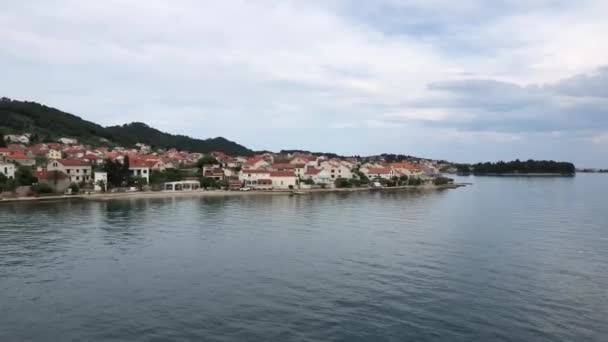 Прибуття Преко Острів Углян Хорватія — стокове відео