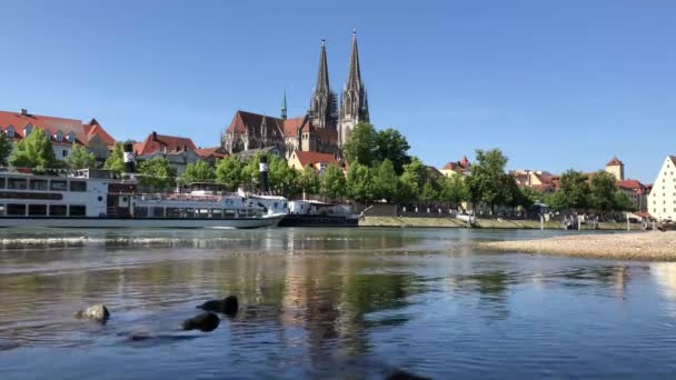 Kryssning Vid Floden Danube Och Regensburg Cathedral Regensburg Tyskland — Stockvideo