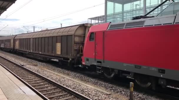 Грузовой Поезд Проходит Мимо Железнодорожного Вокзала Регенсбург Германии — стоковое видео
