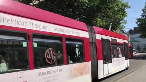 Straßenbahnen Fahren Braunschweig Vorbei — Stockvideo