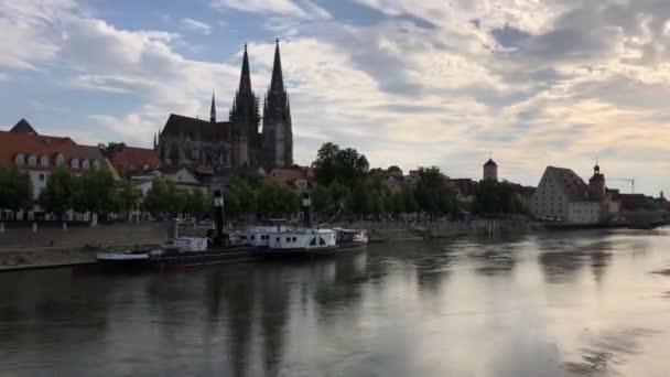 Tiden Förfaller Från Floden Donau Med Peterskyrkan Regensburg Tyskland — Stockvideo