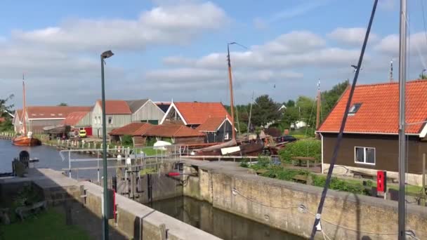 Velero Una Esclusa Workum Frisia Países Bajos — Vídeos de Stock