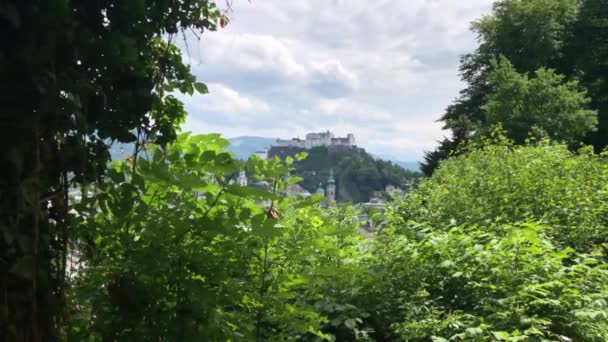 Schwenk Vom Kapuzinerberg Auf Die Festung Hohensalzburg Salzburg Österreich — Stockvideo