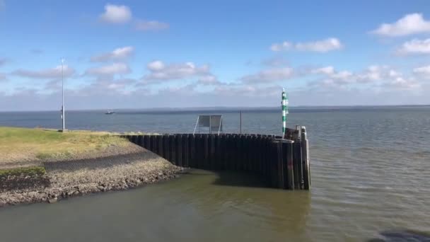 Quitter le port de Lauwersoog en Frise, Pays-Bas
