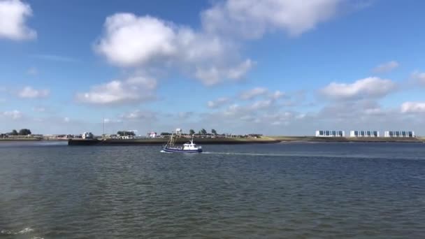 驶向荷兰Lauwersoog港口的渔船 — 图库视频影像