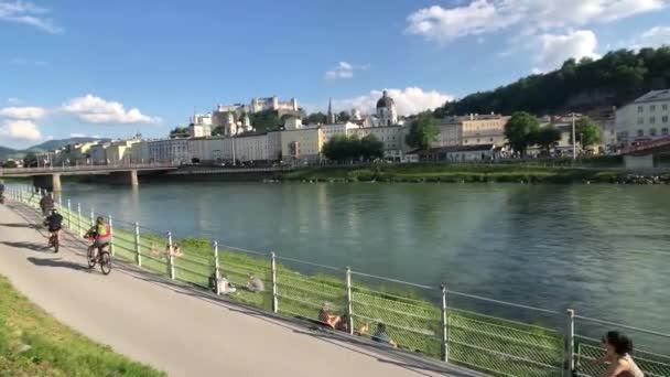 オーストリア ザルツブルクのザルツブルグ川沿いの観光サイクリング — ストック動画