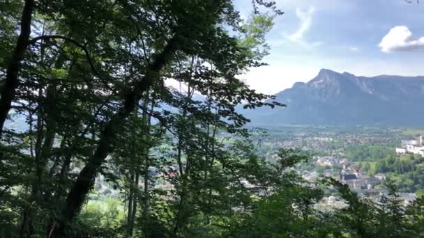 オーストリアのザルツブルクのカプジネルベルク丘の眺めからパン — ストック動画