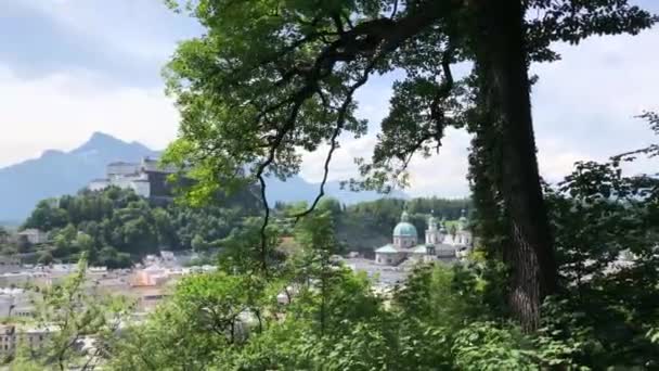 Turistika Kapuzinerbergu Výhledem Pevnost Hohensalzburg Salcburku Rakousko — Stock video
