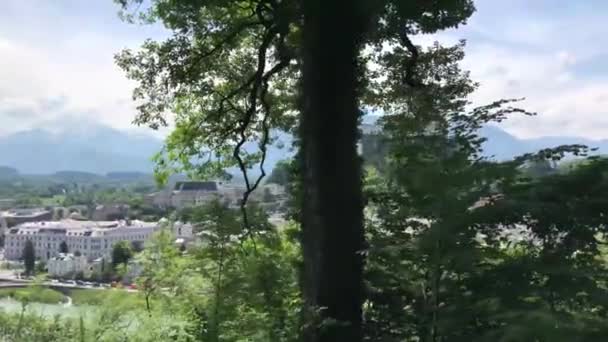 Turistika Kapuzinerbergu Výhledem Pevnost Hohensalzburg Salcburku Rakousko — Stock video