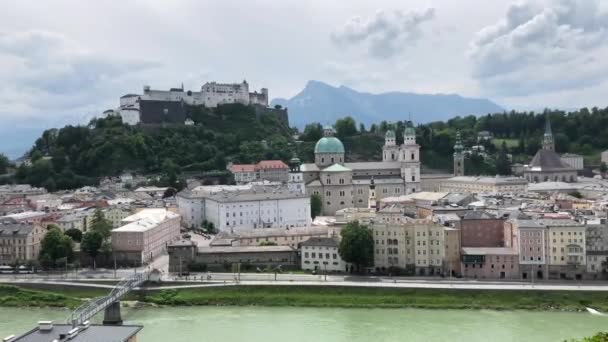 Promenader Längs Väggen Vid Kapuzinerberg Salzburg Österrike — Stockvideo