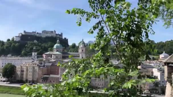 Promenader Längs Väggen Vid Kapuzinerberg Salzburg Österrike — Stockvideo
