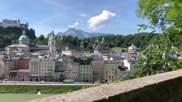 Promenader Längs Väggen Vid Kapuzinerberg Salzburg Österrike — Stockvideo