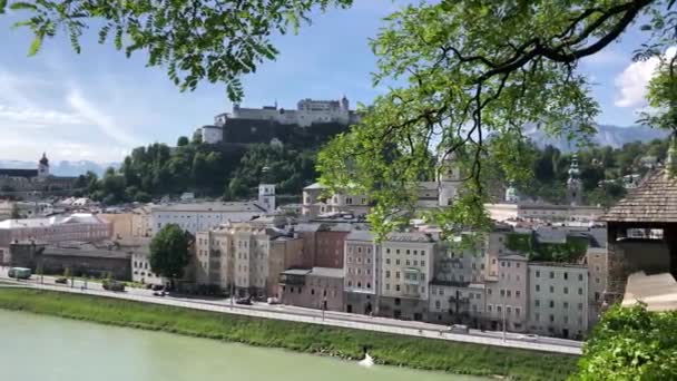 从Kapuzinerberg俯瞰奥地利萨尔茨堡老城的角度出发的潘 — 图库视频影像