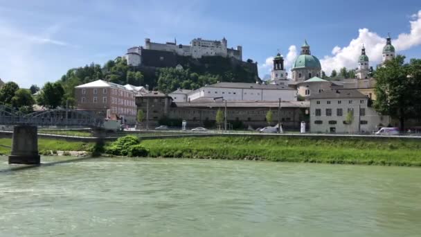 オーストリアのザルツブルク州のザルツブルグ川の流れ — ストック動画