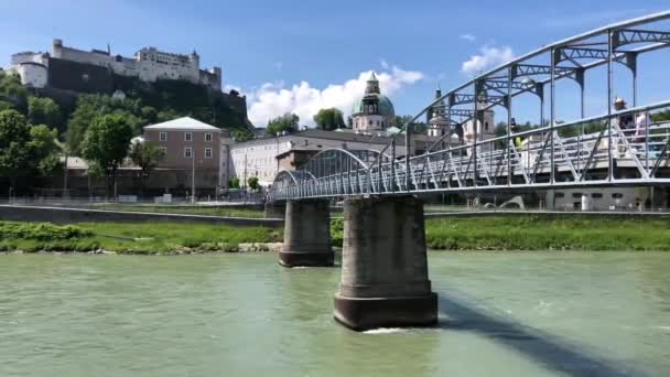 Turistas Caminhando Sobre Ponte Mozartsteg Salzburgo Áustria — Vídeo de Stock