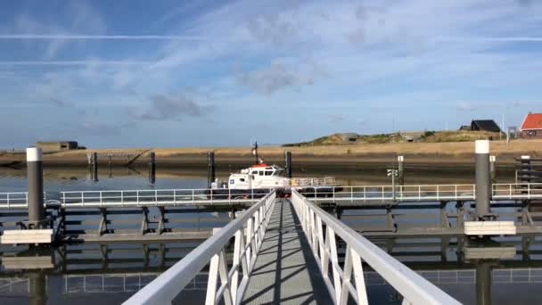 Tugboat Przechodzący Przez Kornwerderzand Friesland Holandia — Wideo stockowe