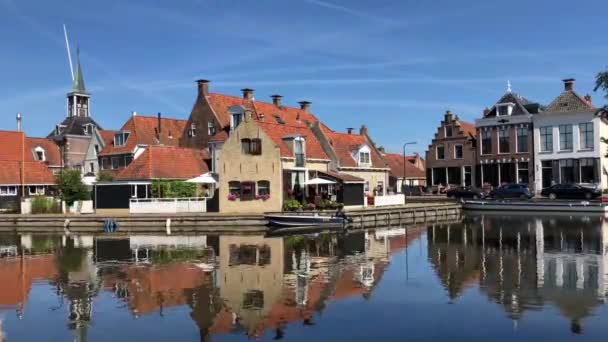 Huizen Aan Een Kanaal Het Oude Centrum Van Makkum Friesland — Stockvideo