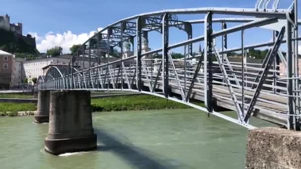 オーストリアのザルツブルクにあるモーツァルトステッグ橋を歩く — ストック動画