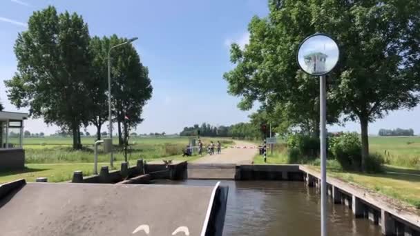 Ferry Cruzando Canal Langweerder Vaart Frisia Países Bajos — Vídeos de Stock