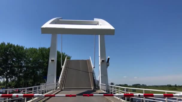 Brückeneröffnung Friesland Niederlande — Stockvideo
