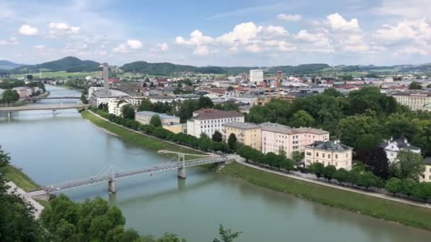 オーストリアのザルツブルクのモンクスベルクから見たザルツァハ川 — ストック動画