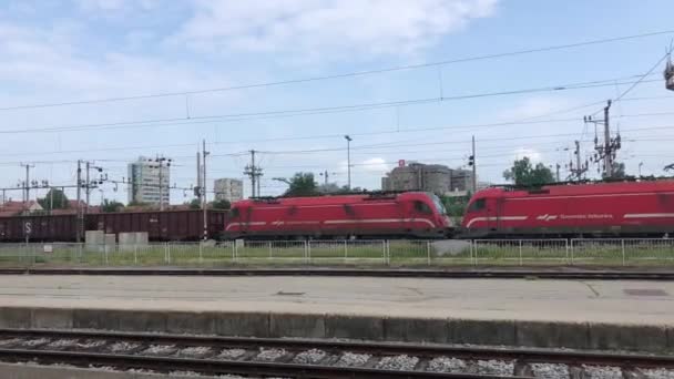 Φορτηγό Τρένο Που Διέρχεται Από Σιδηροδρομικό Σταθμό Της Λιουμπλιάνα Στη — Αρχείο Βίντεο