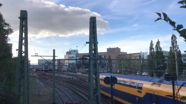 Tåg Anländer Till Centralstationen Groningen Nederländerna — Stockvideo