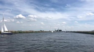 Hollanda 'daki Frizya kanallarında yelken açmak.