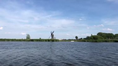 Friesland 'da bir yel değirmeninin yanından geçerken Hollanda