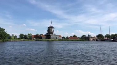 Friesland, Hollanda 'daki IJlst yel değirmeninin yanından geçiyoruz.
