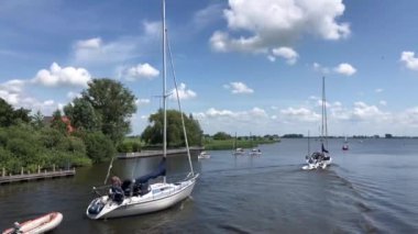 Frizya Gölü ve Hollanda, Friesland 'dan geçen tekneler.