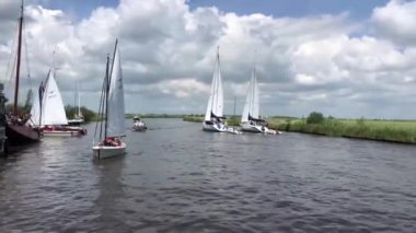 Friesland 'da bir kanalda yelkenliler Hollanda' da