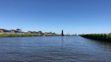 Friesland, Hollanda 'da Heeg yakınlarında bir kanalda yelken açmak.