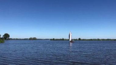 Friesland 'da bir gölde yelken açmak Hollanda' da
