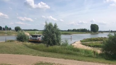 Hollanda, Gelderland 'de Dieren çevresindeki IJssel' den geçen feribot.
